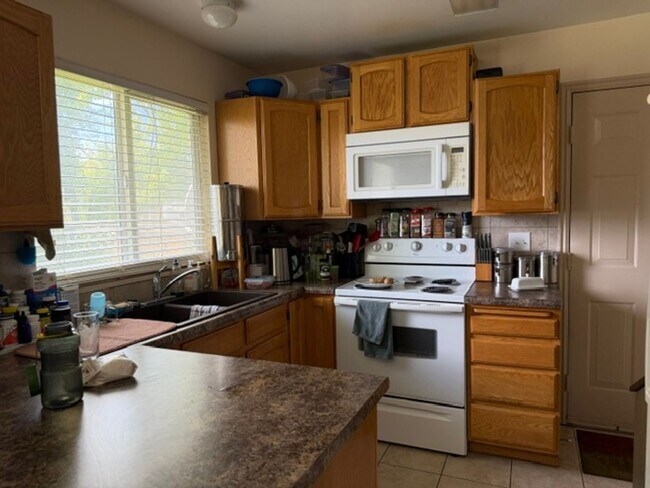 Foto del edificio - Cozy PG 3-Bedroom -- Large Fenced Yard
