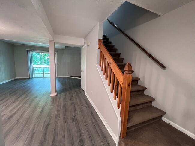 Building Photo - 2 bedroom Townhouse near 5 Points!