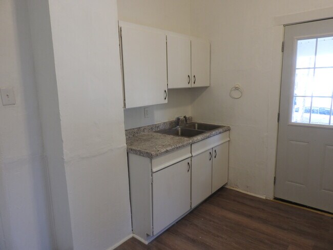Building Photo - 827 Fulton St W
