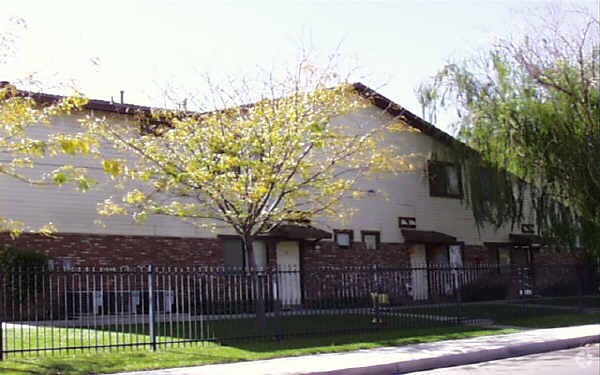 Building Photo - 1050 E Ave. Q-3