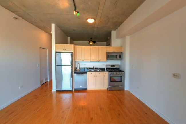 Living/Dining - 1620 S Michigan