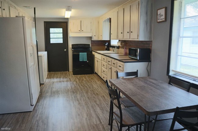 Building Photo - 2 br, 1 bath House - 408 North Newton Street