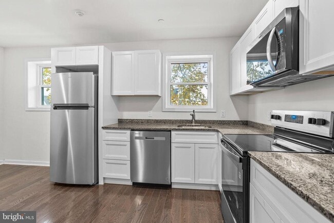 Building Photo - 819 11th Ave