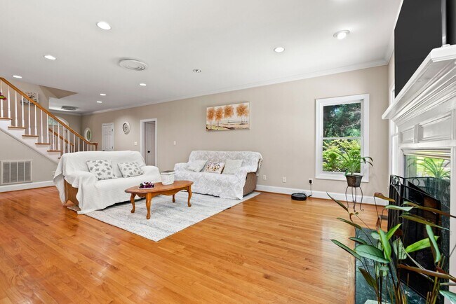 Building Photo - Lovely 4-bedroom home