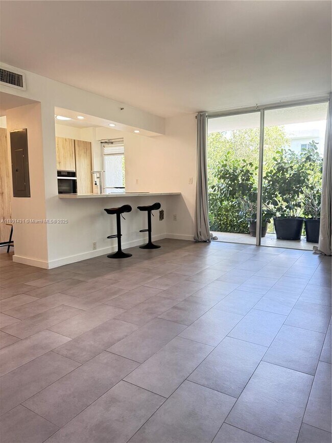 Foto del edificio - 700 NE 63rd St