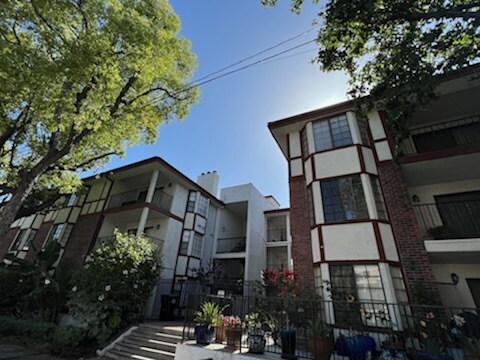 Primary Photo - 811 N Columbus Ave
