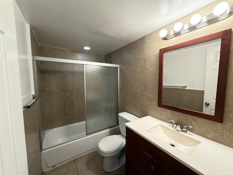 Foto principal - 607 NE 29th Dr