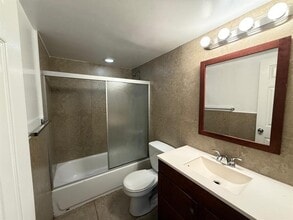 Building Photo - 607 NE 29th Dr