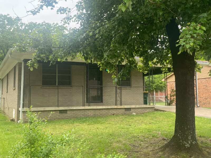 Primary Photo - 8805 Claremont Ave