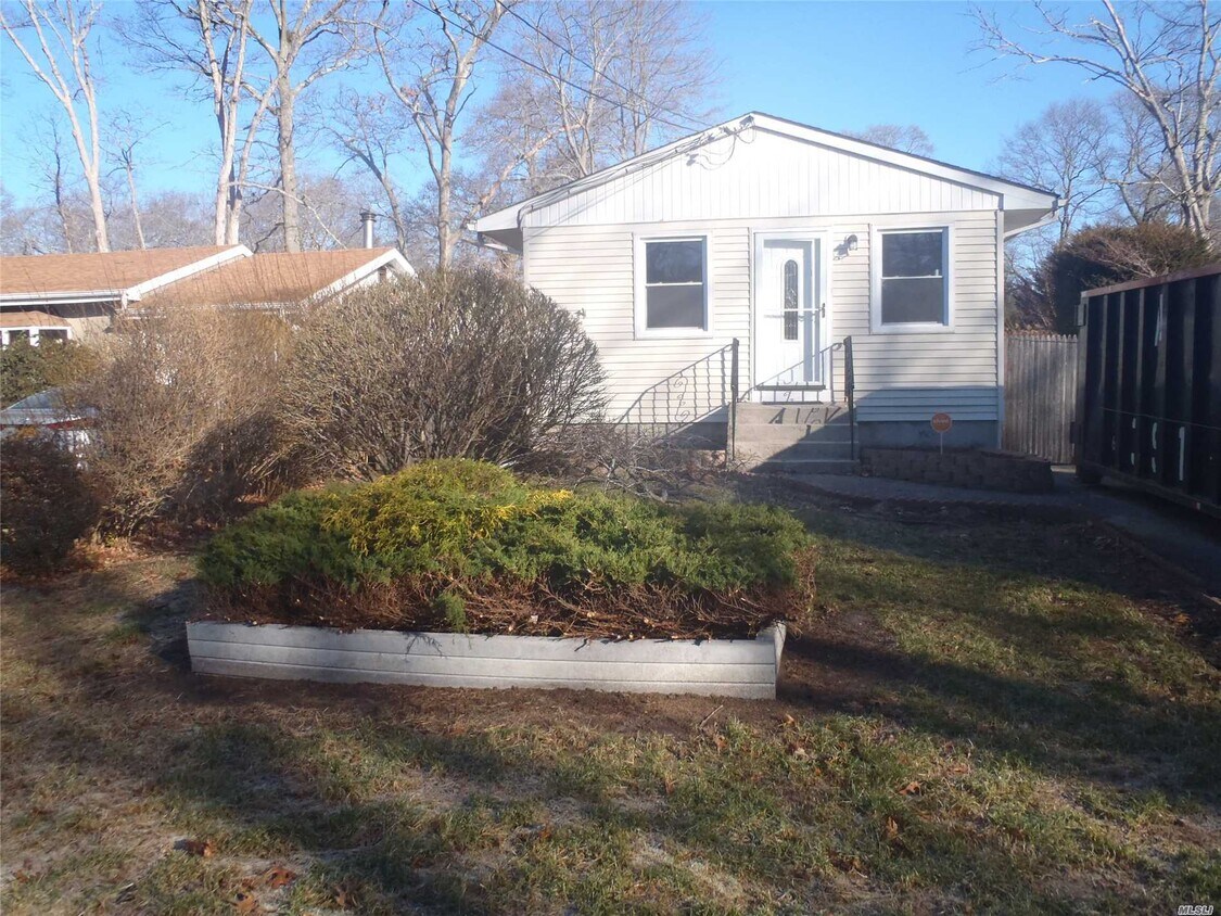 165 Hampton Ave, Mastic, NY 11950 House Rental in Mastic, NY