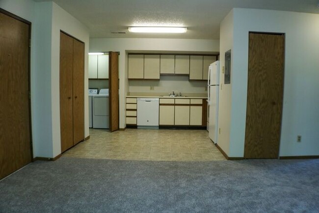 Building Photo - $1,095 | 2 Bedroom, 1 Bathroom 3rd Floor C...