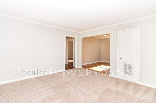 Building Photo - 3302 Pinewood Ave