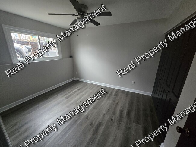 Building Photo - Updated 2 Bedroom Apartment