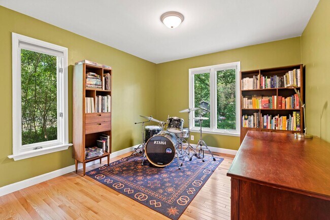 Building Photo - Gardening Enthusiasts 3 Bedroom 2Bath Drea...
