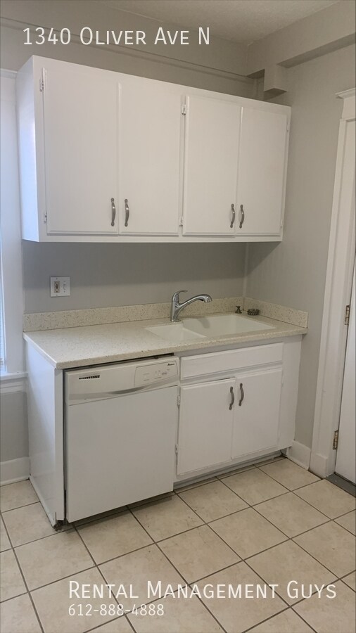 Building Photo - Large 3 Bedroom! Ready to Rent!
