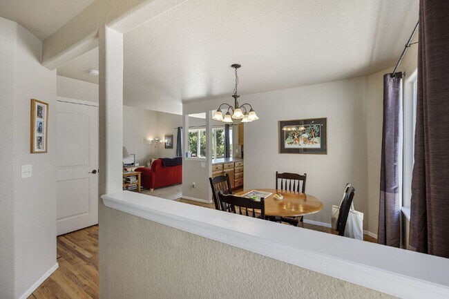 Foto del edificio - Bright and spacious 3 bed/2.5bath + unfini...