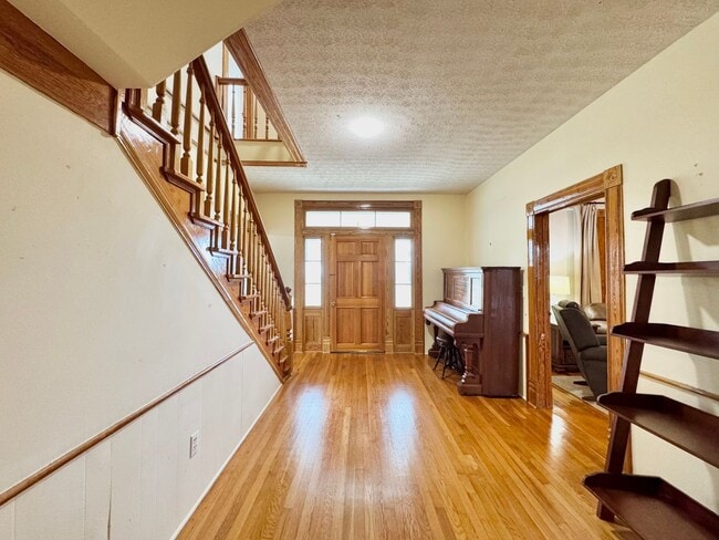 Building Photo - Country Living