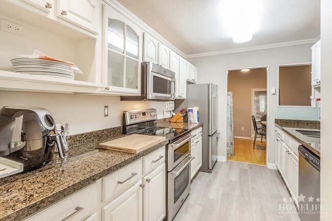 Photo du bâtiment - Spacious 3-Bedroom, 1.5-Bath Condo in Prime Steveston North