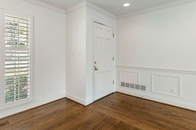 Building Photo - Mountain Brook Living: 3BR Main, Hardwoods...