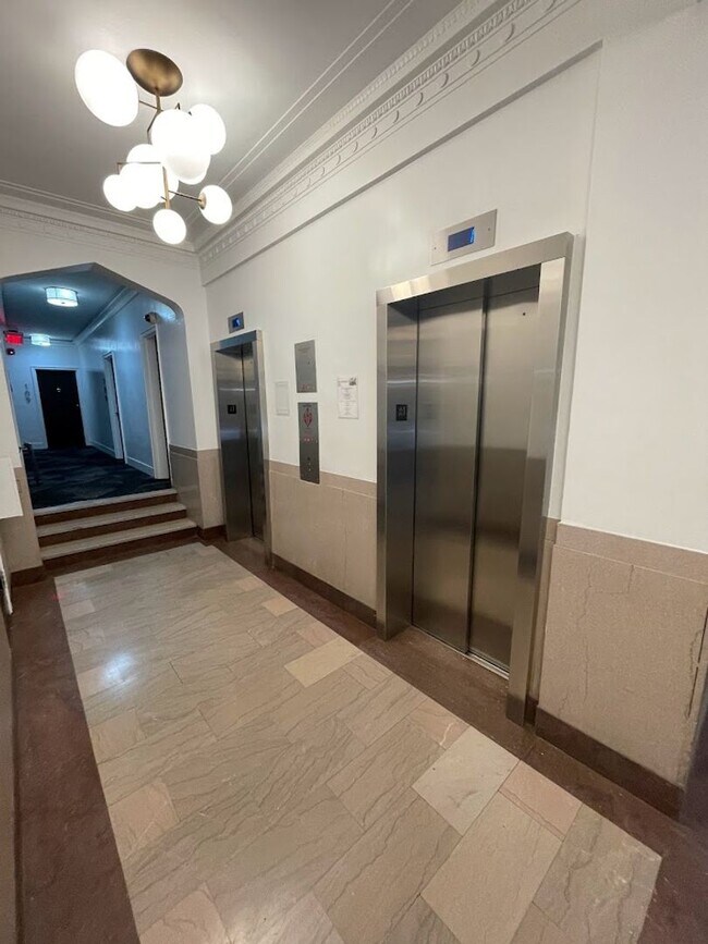 Foto del edificio - Updated Corner Unit at the Swarthmore in Foggy Bottom