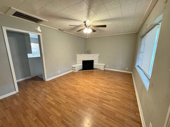 Building Photo - Cute house for rent!