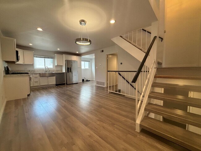 Foto del edificio - Modern 2-Bedroom Townhome with Garage in t...