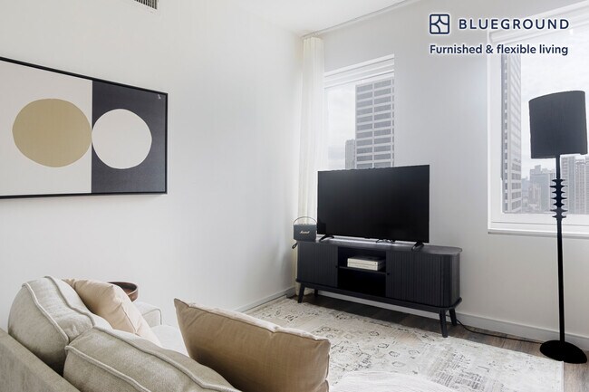 Building Photo - 70 W 45th St