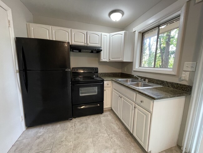 Building Photo - 540 Camrose Dr