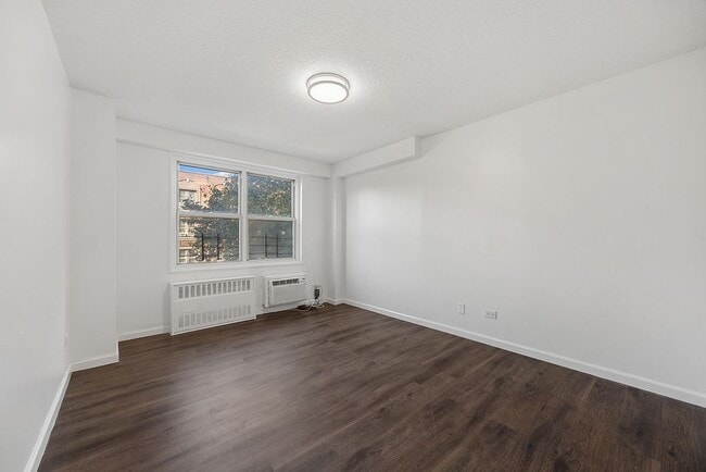Building Photo - 2550 Olinville Ave