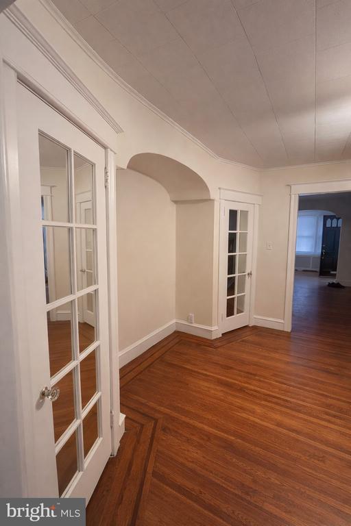 Building Photo - 652 Jamestown Ave.