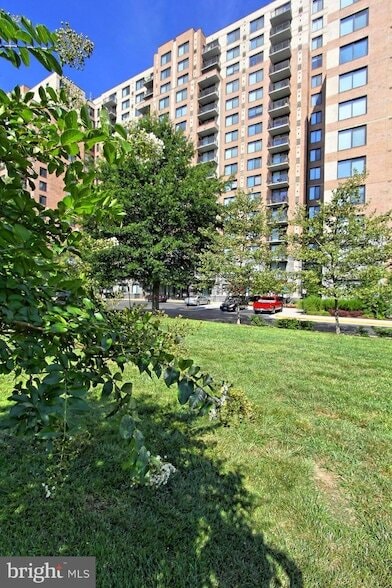 Foto del edificio - 2451 Midtown Ave