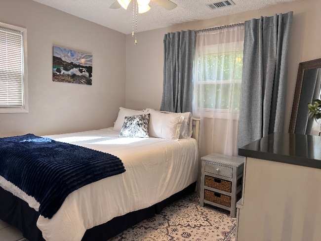 Building Photo - 11 W Doris Dr