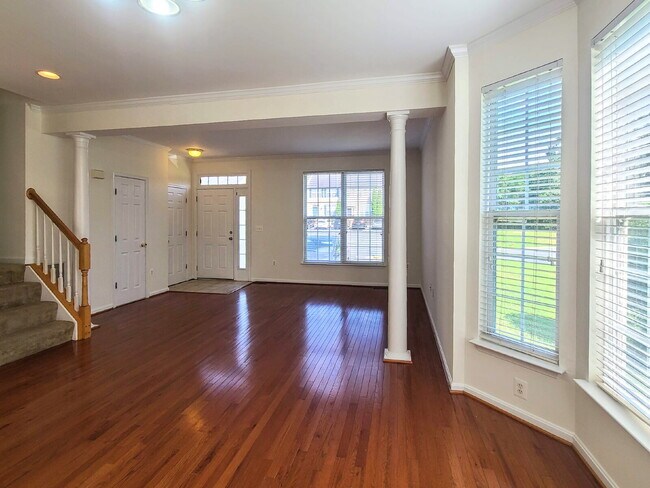 Foto del edificio - 3 BR, 3.5 BA Townhouse Near Quantico