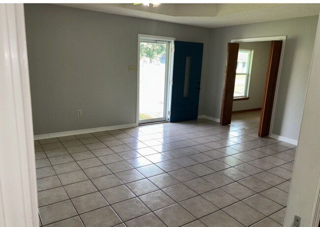 Building Photo - 213 Deer Run Dr