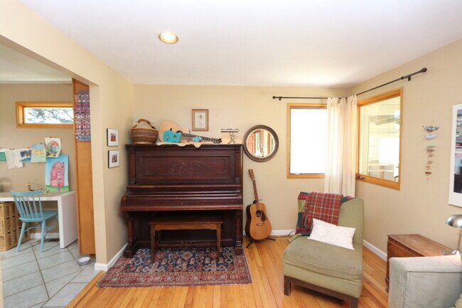 Building Photo - Serene Montclair Home