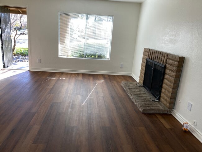 Foto del edificio - 3045 Brentwood Ave