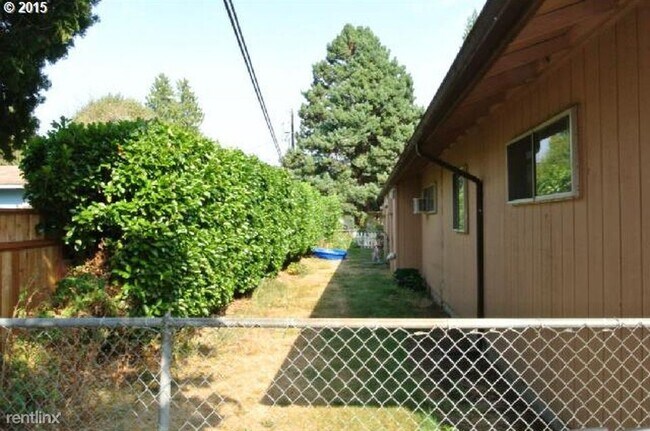 Building Photo - 2 br, 1 bath Duplex - 743 9th Street 743