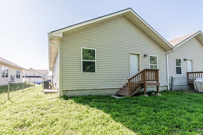 Building Photo - Fenced in yard!