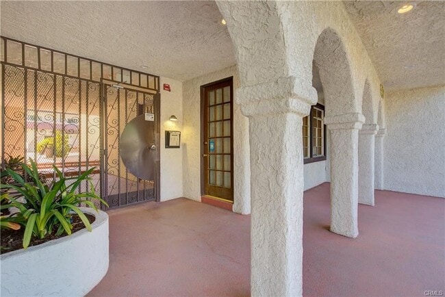 Building Photo - 5334 Lindley Ave