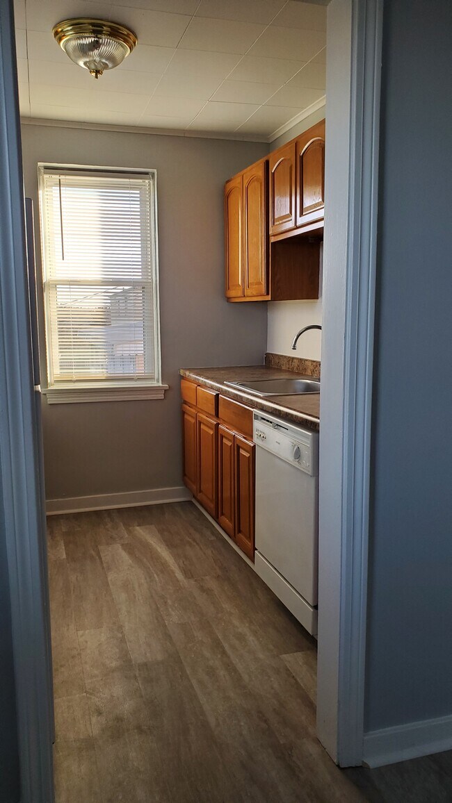 Building Photo - 551 Larose St