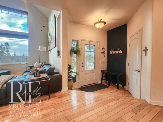 Foto del edificio - Light-Filled View Home with Vaulted Ceilings & Warm Wood Finishes