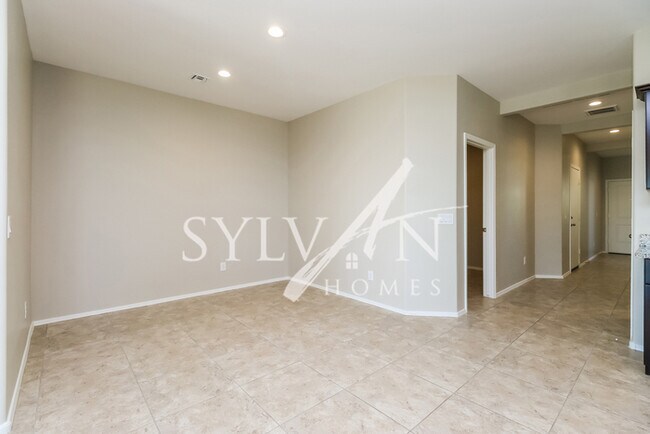 Building Photo - Feel welcome and comfortable in this charm...
