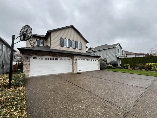 Foto del edificio - Grand 5 Bedroom Home Featuring 19ft Ceilings, Family Room & Main-Level Suite