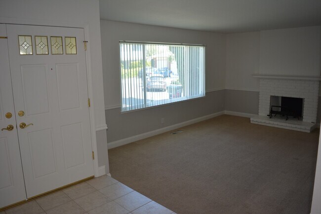 Foto del edificio - Beautiful Ground Level Front Unit with 2 C...
