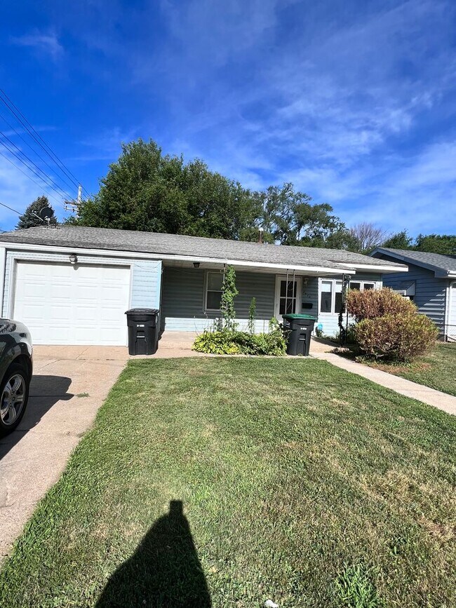 Foto del edificio - 3 bd, 1 bth South Omaha/Hanscom Park Home with Attaced 1 car garage! $1,425! MOVE IN SPECIAL READ...