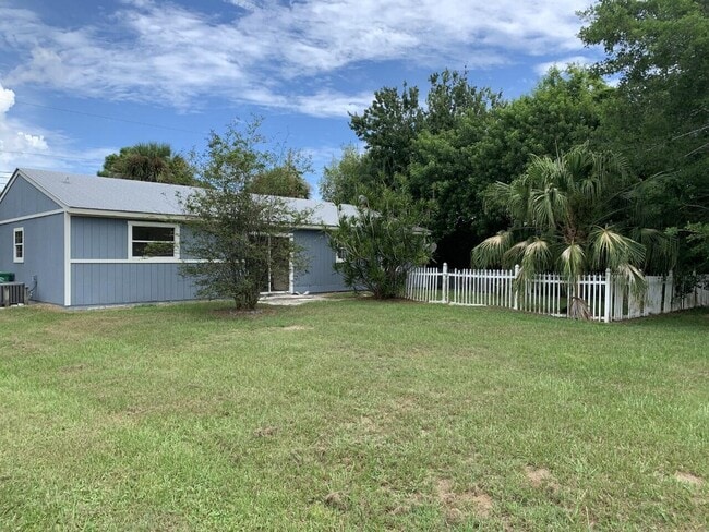 Building Photo - 1838 SE North Buttonwood Dr