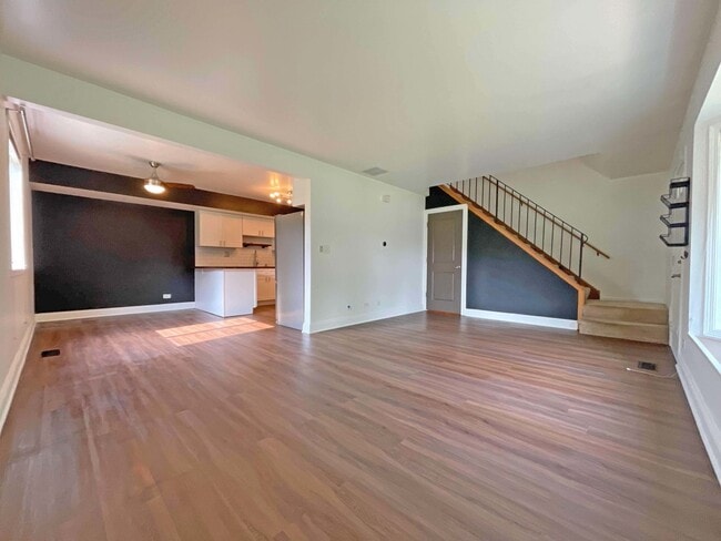 Building Photo - 211 E Oneida Ave
