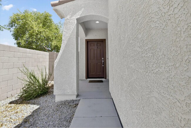 Foto del edificio - 23700 W Watkins St