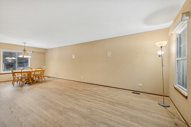 Building Photo - 145 Knightsbridge Dr