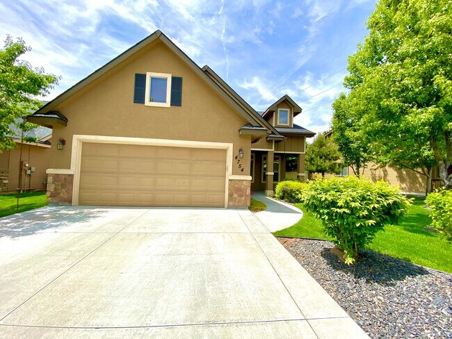 Building Photo - Lawn Care included!  4 bed 2.5 bath Neighb...